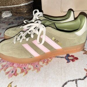 GAZELLE. ADIDAS. GREEN SUEDE WITH LIGHT PINK